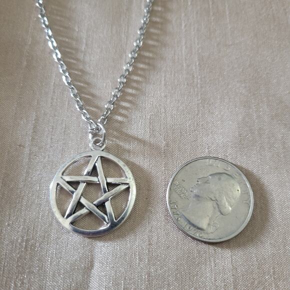 Pentagram silver tone pendant necklace - Picture 2 of 2
